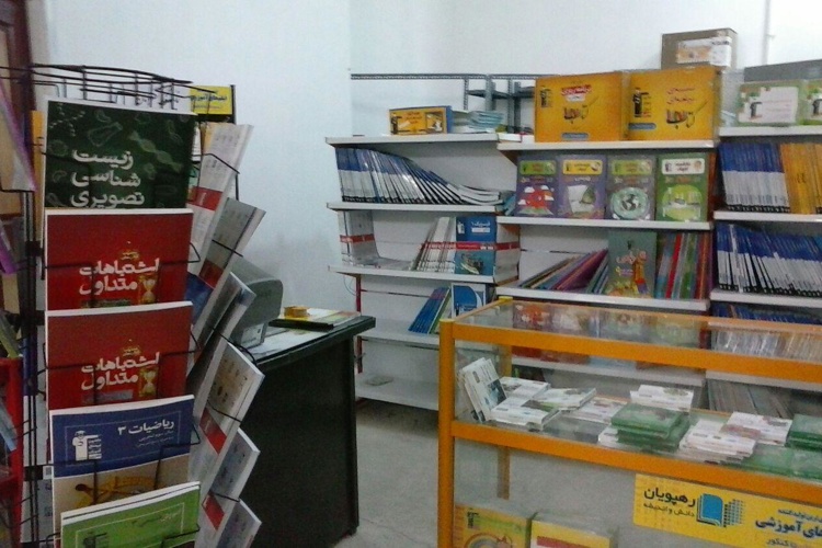 عکس نمایشگاه هفته کتاب شهر سرايان