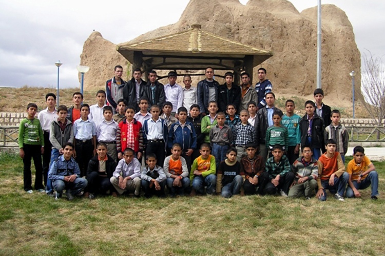 مسئولین و دانش آموزان بورسیه شهر خرم‌بيد