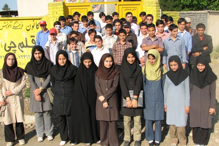 مسئولین و دانش آموزان بورسیه شهر پارس‌آباد مغان
