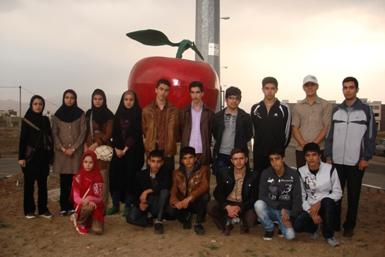 مسئولین و دانش آموزان بورسیه شهر خرمدره