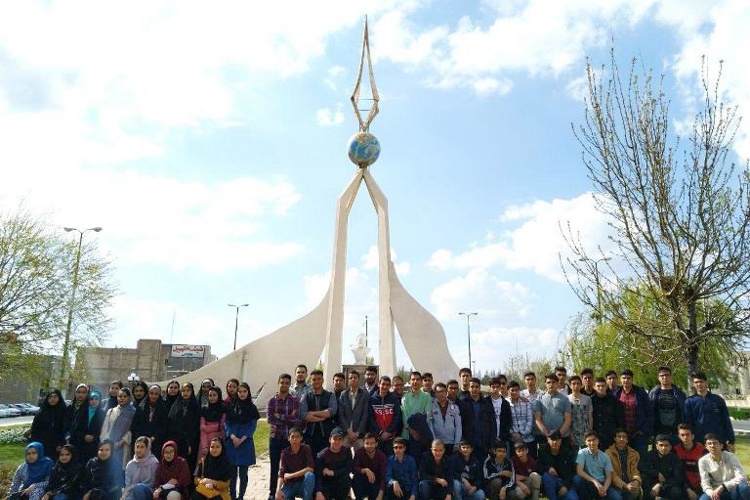 مسئولین و دانش آموزان بورسیه شهر خرمدره