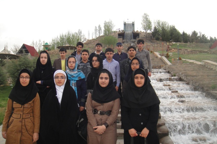 مسئولین و دانش آموزان بورسیه شهر شاهين دژ
